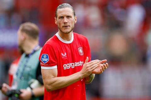TV-gids: op deze zender kijk je naar FC Twente - Qarabag in voorronde Conference League