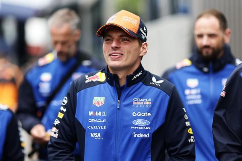 Tourwinnares Demi Vollering verrast Max Verstappen met bijzonder cadeau voor laatste Dutch Grand Prix