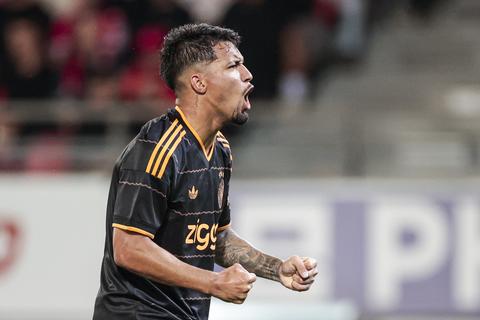 Ajax zet enorme stap richting Conference League na doelpuntrijke tweede helft in Zwitserland