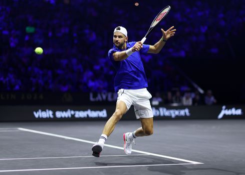 Tennisser krijgt Roger Federer en Carlos Alcaraz op de banken na waanzinnig punt tijdens Laver Cup