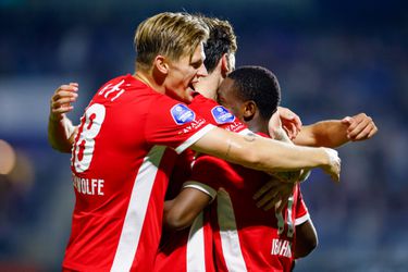 AZ maakt wereldgoal tegen PEC in Eredivisie: prachtige stift ploft via onderkant lat binnen