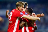 Ibrahim Sadiq wordt gefeliciteerd na zijn prachtige goal voor AZ © Pro Shots