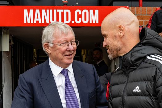 Legendarische voorganger bij Manchester United is jaloers op Erik ten Hag: 'Daar horen ze te staan'