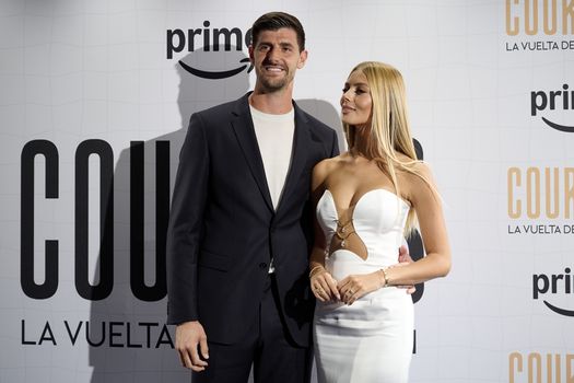 Real Madrid-sterren schitteren met hun vrouwen bij première documentaire Thibaut Courtois