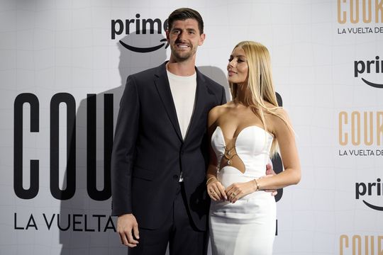 Real Madrid-sterren schitteren met hun vrouwen bij première documentaire Thibaut Courtois