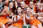 Naomi van As en Ellen Hoog (onder) in 2014 als hockeysters van Oranje. © Pro Shots