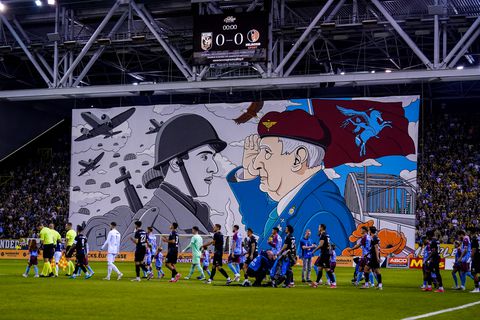 Fans van Vitesse springen gat in de lucht tijdens beladen Airborne-duel