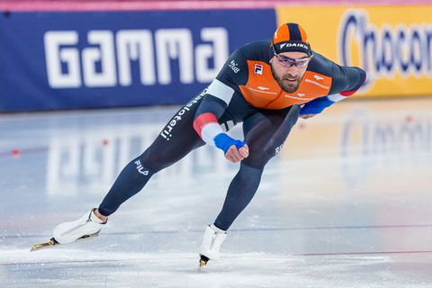 Topschaatser Kjeld Nuis neemt zoontje in de maling tijdens afwezigheid Joy Beune: 'Ah jonge'