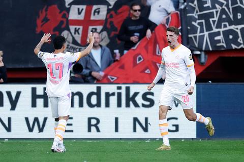 Live Eredivisie | Guus Til laat zich gelden bij PSV op bezoek bij FC Twente, ontroerend moment tijdens AZ - Telstar