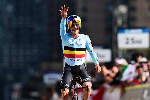 Remco Evenepoel blaast concurrentie omver en schrijft wielergeschiedenis op WK tijdrijden