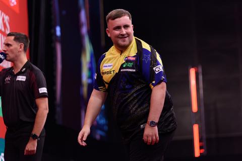 Luke Littler strandt tegen Jonny Clayton op World Series of Darts en neemt woedend afscheid van publiek