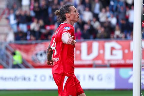 Live Eredivisie | FC Twente zorgt voor vervelende nasmaak bij PSV, ontroerend moment tijdens AZ - Telstar