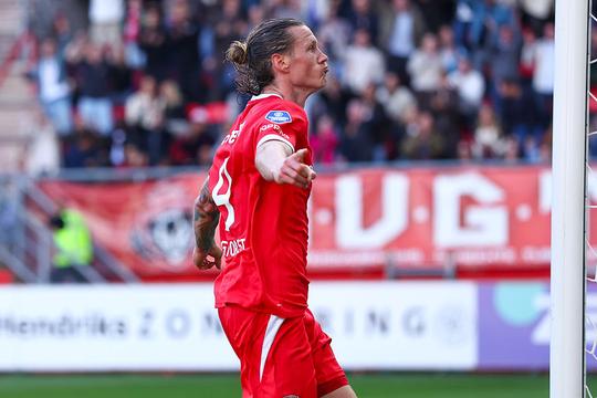 Resultaten Eredivisie | FC Twente doet PSV pijn, nieuwe monsterzege Feyenoord en ontroerend moment bij AZ - Telstar