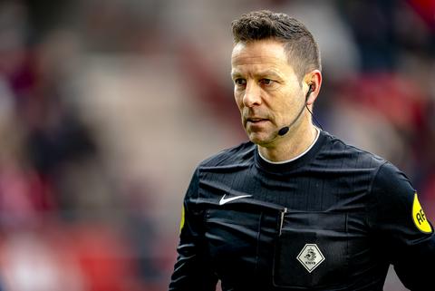 Veelbesproken VAR reageert op kritiek na beuk van Ruben van Bommel tijdens Ajax - PSV: 'Als jouw baas dat zegt...'