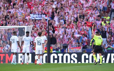 Dean Huijsen bezorgt Real Madrid een pijnlijke middag: Atlético Madrid wint grimmige stadsderby
