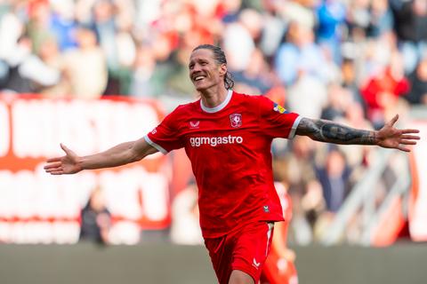 Wout Weghorst verbijsterd over scheidsrechter na stunt tegen PSV: 'Zo praat ik nog niet eens tegen mijn hond...'