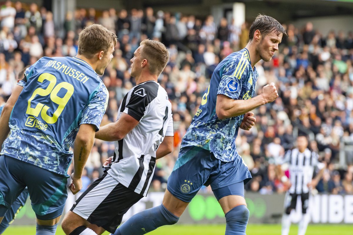 Wout Weghorst over 'typische Ajax-penalty': 'Hij raakt mij, dat zie je toch!?'