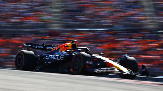 Max Verstappen toch vóór Lando Norris bij GP in Austin: titelconcurrent krijgt straf na prachtig gevecht