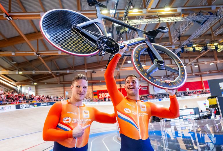 Efficiënte Harrie Lavreysen omschrijft zesde wereldtitel sprint met één woord, vriend Jeffrey Hoogland onder de indruk