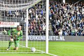 Remko Pasveer moet vissen na een geweldige uithaal van eigen helft van Mario Engels. © Pro Shots