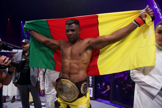 MMA-vechter Francis Ngannou in tranen na wereldtitel: 'Ik wil dat iedereen mijn zoontje blijft herinneren'