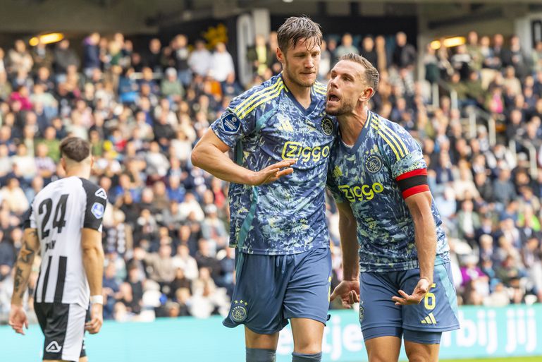 Ajax dankt Weghorst op de blote knietjes in spektakelwedstrijd bij Heracles Almelo