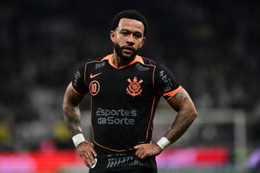Memphis Depay vermaakt Braziliaanse voetbalfans en zet opponent op lollige manier voor schut
