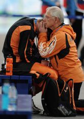 Sven Kramer wordt getroost door chef de mission Henk Gemser. © Getty Images