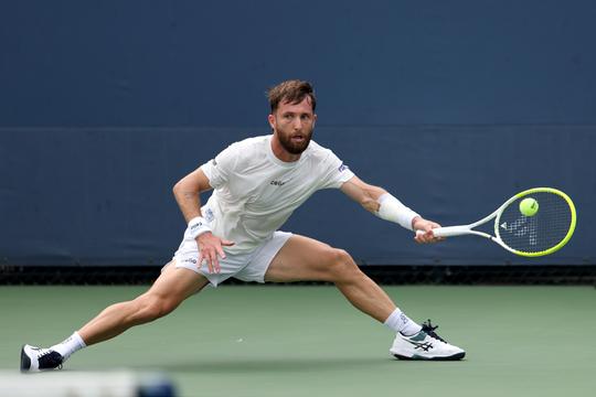 Toptennisser (30) verliest volledig zijn geduld tegen scheidsrechter: 'Je bent helemaal gek'