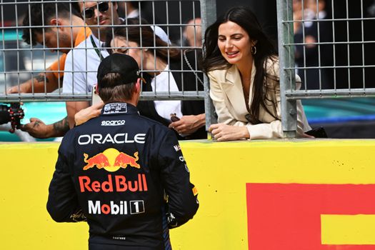 Kelly Piquet beleeft moeilijk moment in aanloop naar mogelijk titelfeestje Max Verstappen: 'Ik probeer het al drie uur'