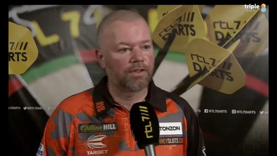 Topdarter Raymond van Barneveld krijgt iconisch interview 'nu nog naar zijn hoofd geslingerd'