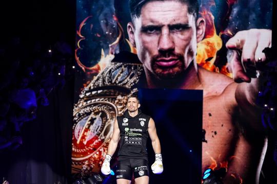 'Legende' Rico Verhoeven oogst lof na vertrek bij Glory: 'Haters de mond gesnoerd en harten veroverd'