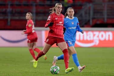 Topvoetbalster Jill Roord lijdt kansloze Champions League-nederlaag met FC Twente Vrouwen