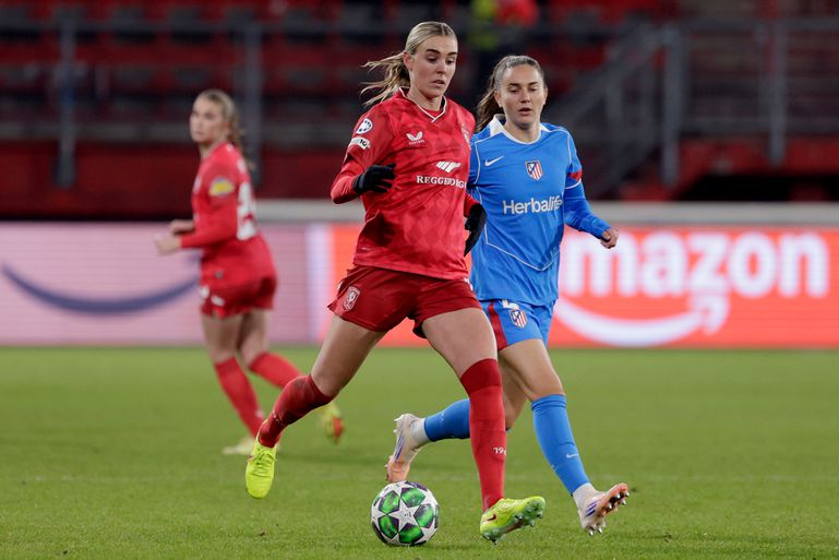 Topvoetbalster Jill Roord lijdt kansloze Champions League-nederlaag met FC Twente Vrouwen