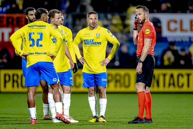 PEC Zwolle krijgt telefoontje van KNVB na 'grote fout': 'Het liefste rij ik er nu even naartoe'