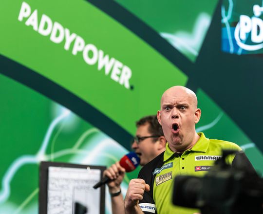 Getergde Michael van Gerwen neemt eerste horde op WK darts, maar werk aan de winkel