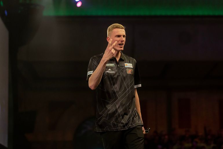 Toptalent Wessel Nijman ontsnapt onder toeziend oog van wereldster aan gigantische deceptie op WK darts