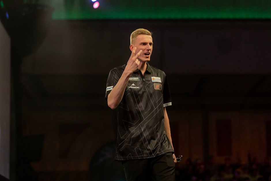 Toptalent Wessel Nijman ontsnapt onder toeziend oog van wereldster aan gigantische deceptie op WK darts