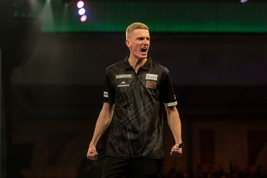 Worstelende Wessel Nijman komt met de schrik vrij op WK darts: 'Wat een getouwtrek'