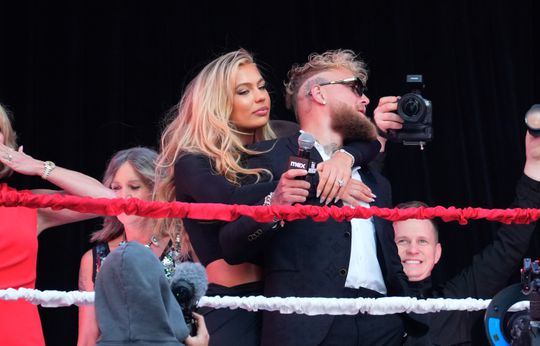 Jake Paul spreekt verloofde Jutta Leerdam toe (met gebroken kaak) na nederlaag tegen Anthony Joshua