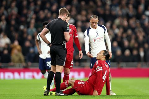 Virgil van Dijk slachtoffer van actie Xavi Simons in krankzinnig duel: rode kaarten ontsieren Spurs - Liverpool