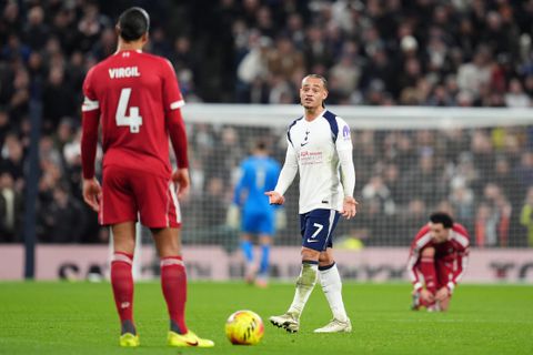 Zorgen om Xavi Simons na zware overtreding op Virgil van Dijk (Liverpool): 'Leek in huilen uit te barsten'