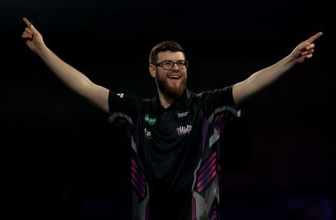 Verliezende darter zorgt voor vreemd beeld op het podium bij WK, Gian van Veen vol verbazing: 'Nog nóóit gezien'