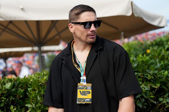 Rico Verhoeven maakt ondanks drukke voorbereiding wel heel bijzonder uitstapje: dure auto en entree op rode loper