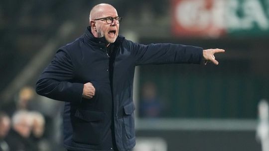 Ajax-coach Fred Grim woedend na actie van eigen speler tegen NEC: 'Het overkomt ons wéér'