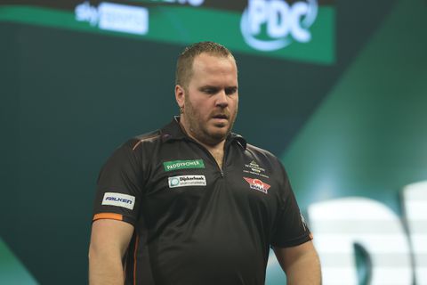 Live WK darts | Dirk van Duijvenbode druipt af in tweede ronde, ook grote showman vliegt eruit