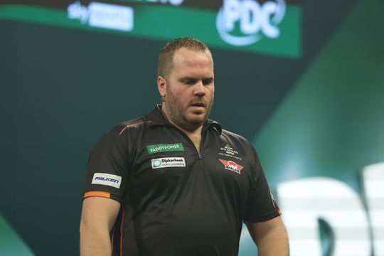 Uitslagen WK darts | Dirk van Duijvenbode druipt af in tweede ronde, ook grote showman vliegt eruit
