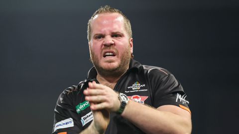 Geknakte Dirk van Duijvenbode lucht hart na 'harde tik' op WK darts: 'Daarom was het onrustig in mijn hoofd'