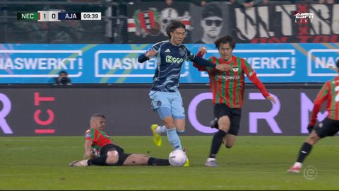 Merkwaardig moment tijdens NEC - Ajax: scheidsrechter slaat advies VAR in de wind