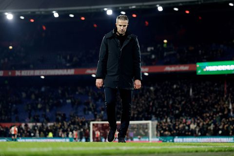 Robin van Persie clasht met journalisten tijdens persconferentie: 'Daar geniet je van, hè?'